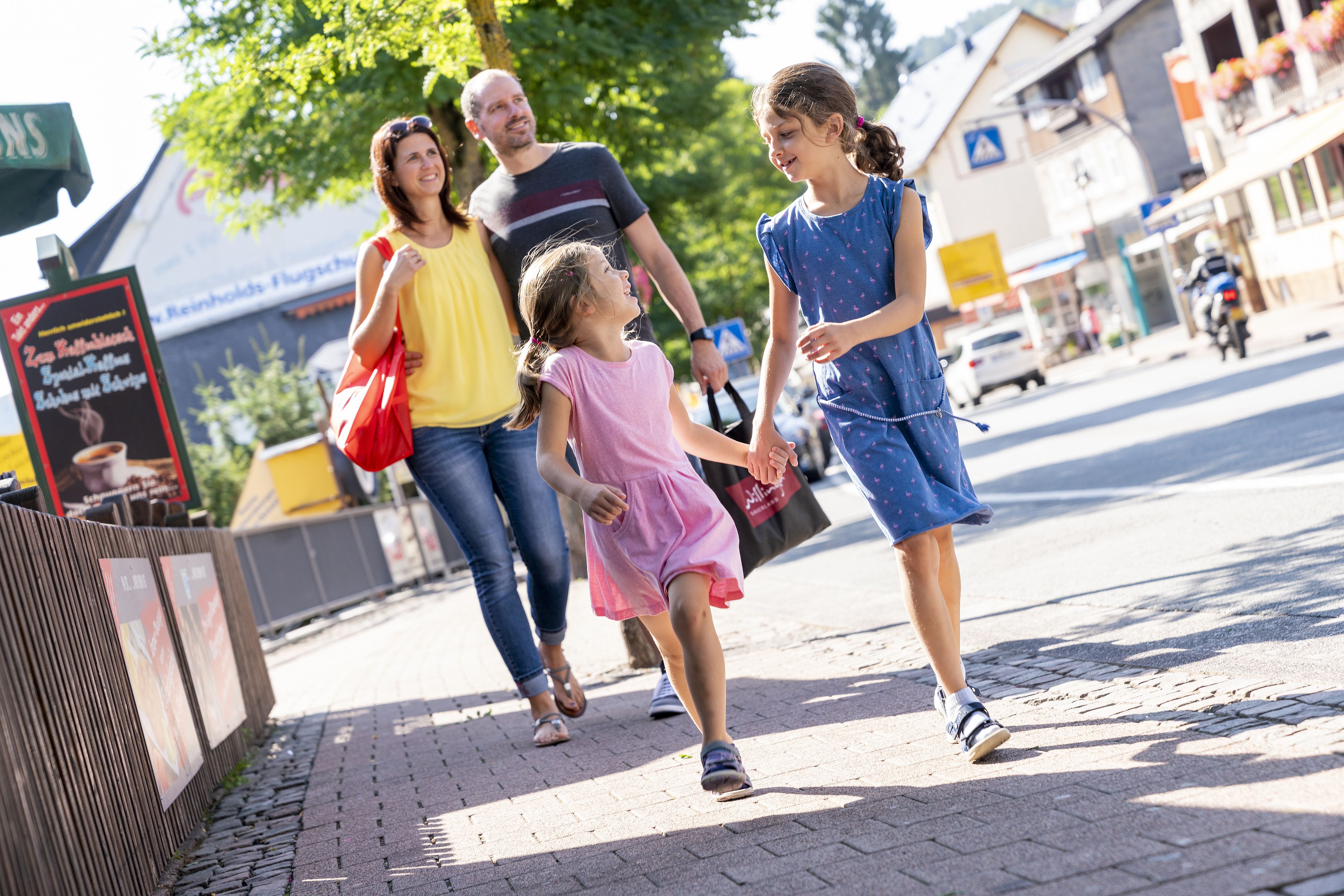 Familie beim Shopping an der Willinger Hauptstraße