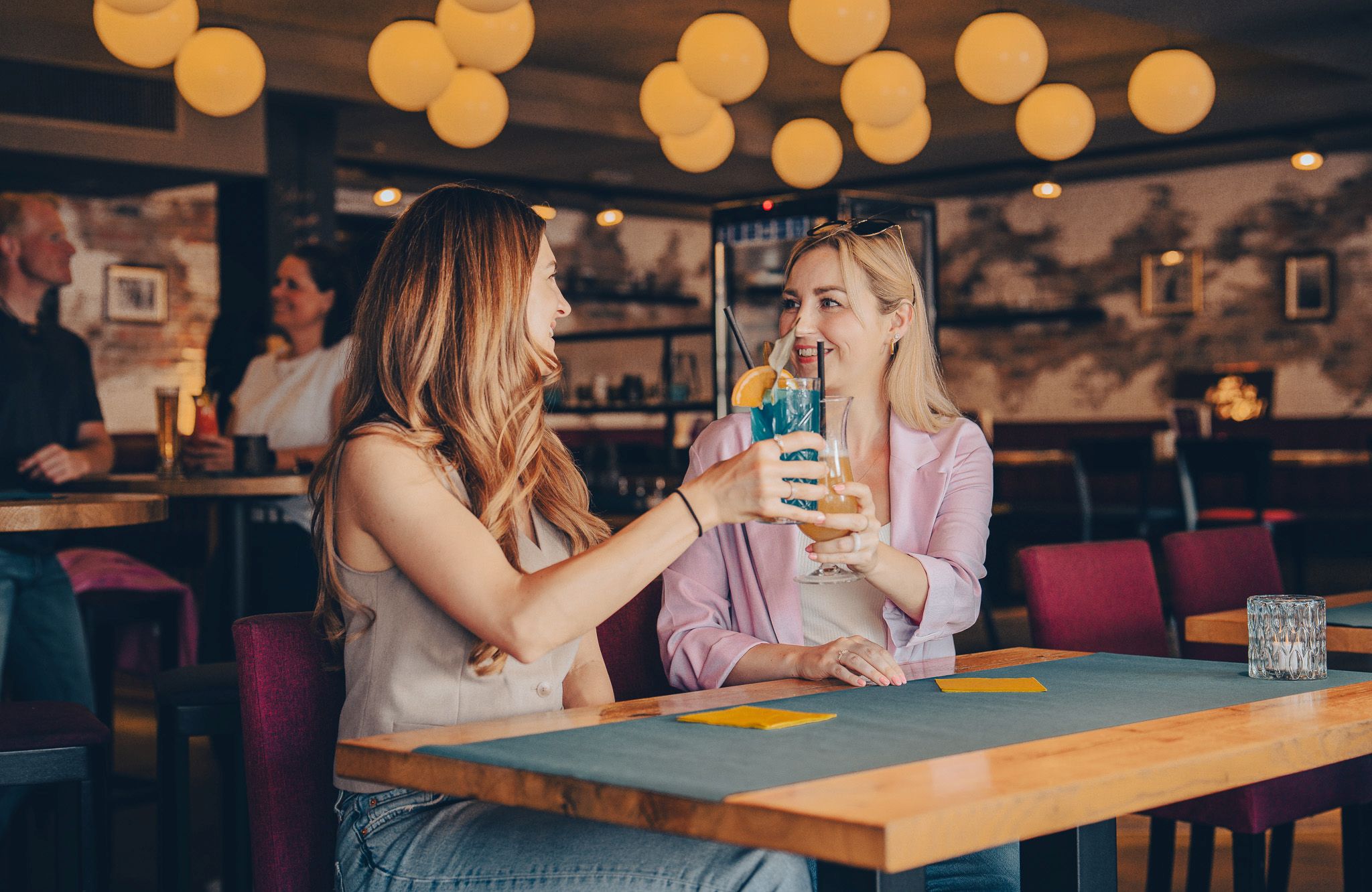 Frauen trinken einen Cocktail in der Auszeit in Willingen