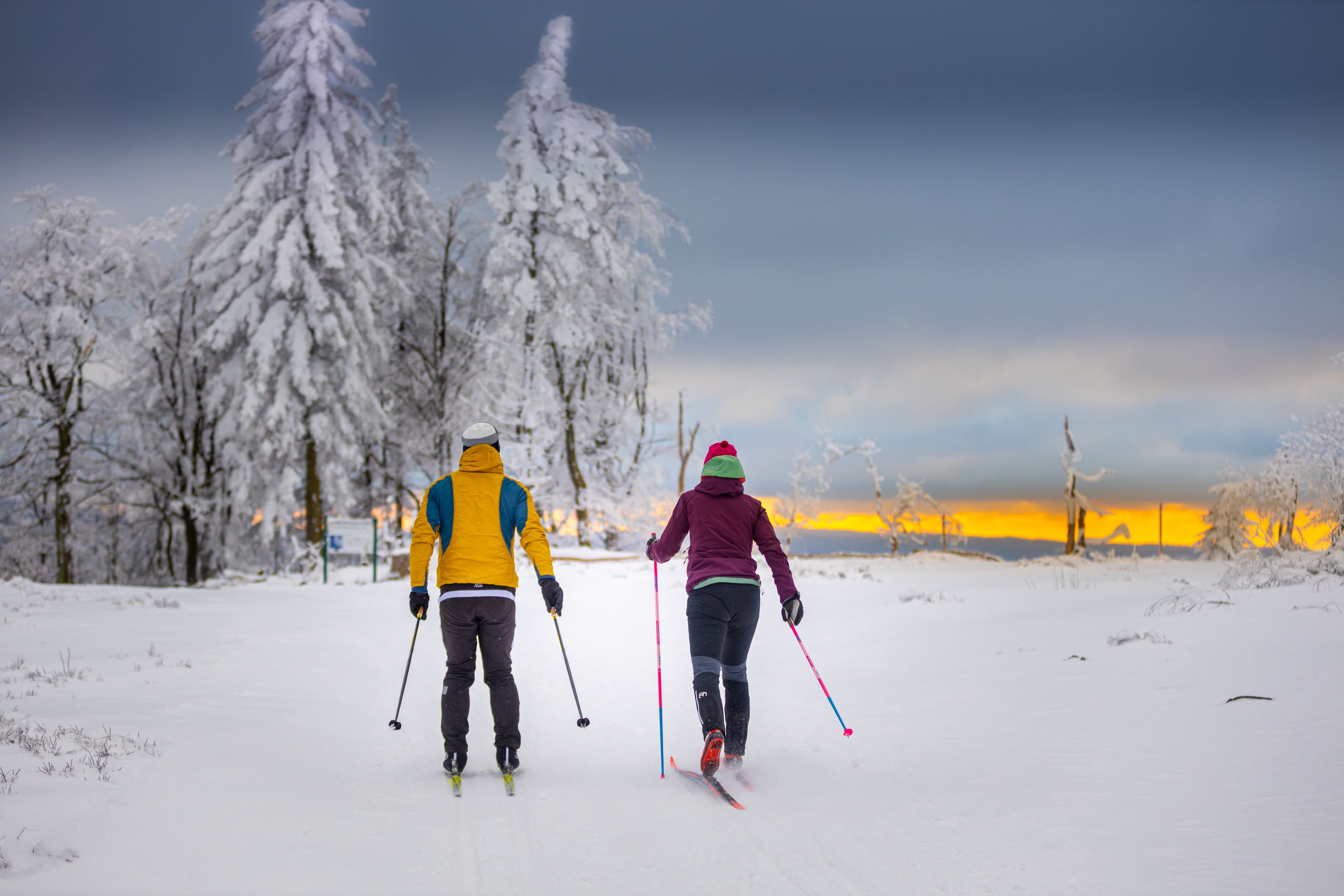 Langläufer-Paar in Willingen bei Sonnenaufgang