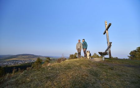 Paar am Gipfelkreuz auf dem Pön