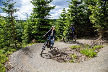 Mountainbiker-Paar auf der Gipfel-Runde der Greentrails in Willingen