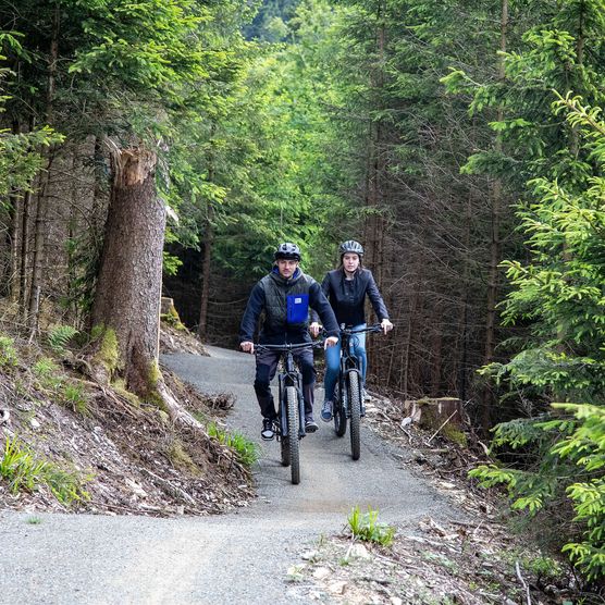 Mountainbiker-Paar im Wald auf der Runde Ruthenaar-Double der Greentrails in Willingen