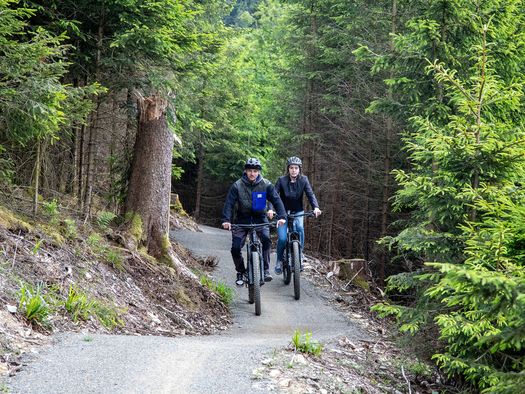 Mountainbiker-Paar im Wald auf der Runde Ruthenaar-Double der Greentrails in Willingen