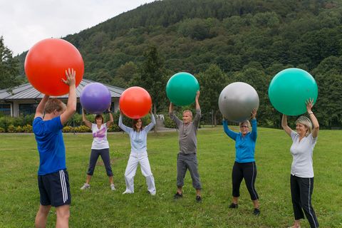 Gruppe bei der Gymnastik mit Bällen am Gesundheitspavillon Willingen