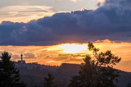 Sonnenuntergang in Willingen mit Blick auf den Ettelsberg mit Hochheideturm 