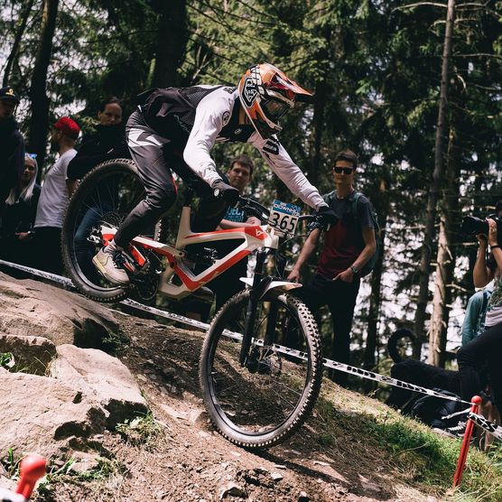 Mountainbiker beim Rennen auf der Downhillstrecke beim Bike-Festival Willingen 