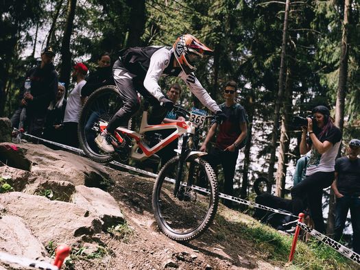 Mountainbiker beim Rennen auf der Downhillstrecke beim Bike-Festival Willingen 