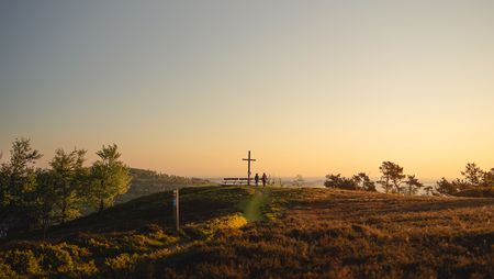 Gipfelkreuz auf dem Kahlen Pön bei Sonnenuntergang