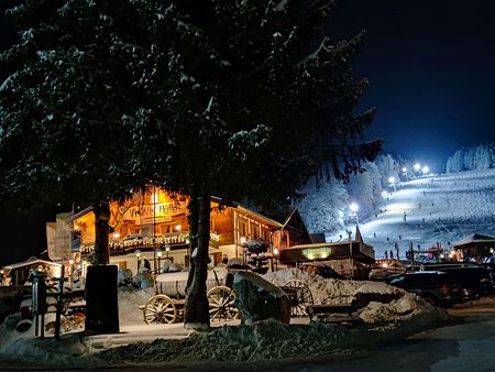 Vis-à-Vis-Hütte am Abend bei Flutlichtskifahren