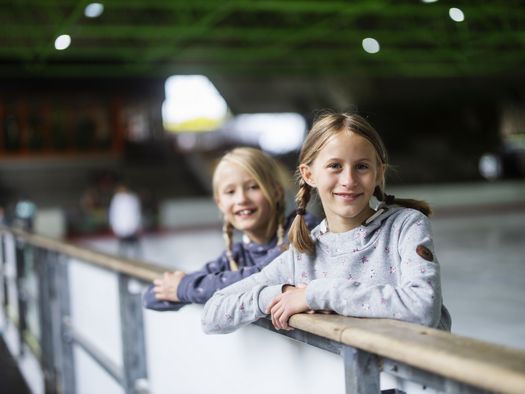 2 Mädchen an der Bande in der Eissporthalle Willingen