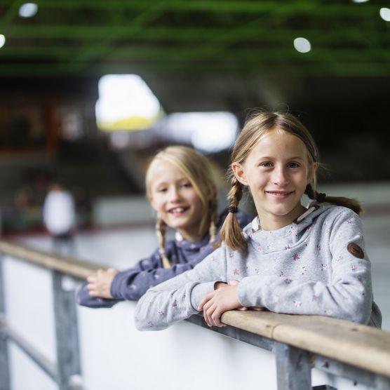 2 Mädchen an der Bande in der Eissporthalle Willingen