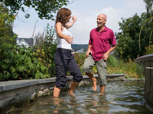 Paar beim Wassertreten im Kneippbecken im Kurgarten Willingen 