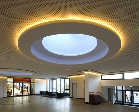 Foyer des Besucherzentrums Willingen mit gelbem Lichtkreis an der Decke