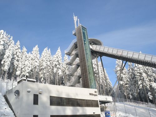 Anlaufturm Mühlenkopfschanze in verschneiter Landschaft