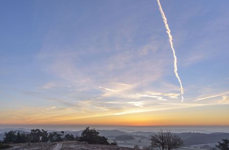 Himmel bei Sonnenaufgang über dem Seelenort Osterkopf