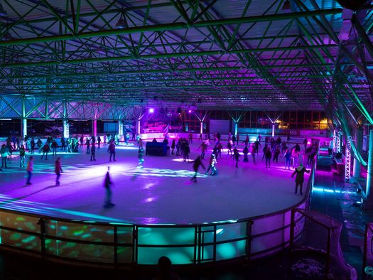 Eisdisco mit violetter Beleuchtung in der Eissporthalle Willingen 