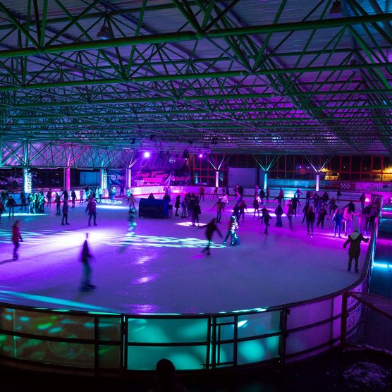 Eisdisco mit violetter Beleuchtung in der Eissporthalle Willingen 