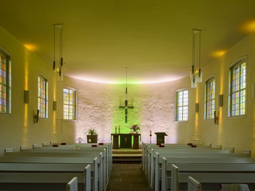 Lichterkirche Rattlar mit dezentem Lichtspiel