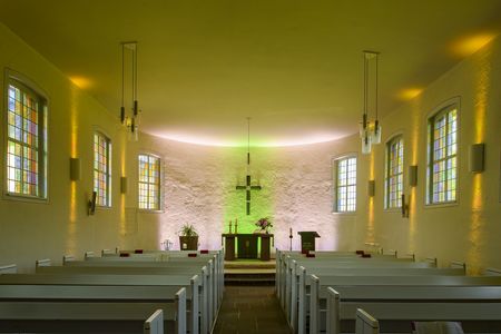 Lichterkirche Rattlar mit dezentem Lichtspiel