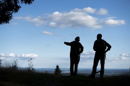 Wanderer im Gegenlicht mit Ausblick