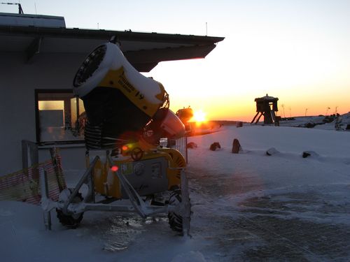 Schneekanone auf dem Ettelsberg bei Sonnenaufgang