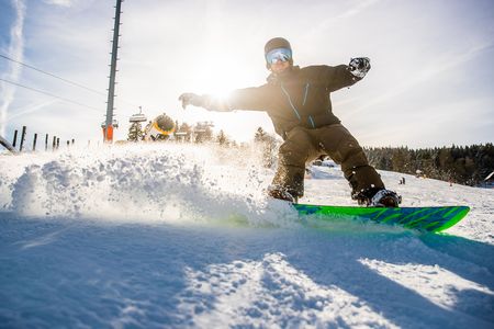 Snowboardfahrer in Aktion in Willingen 