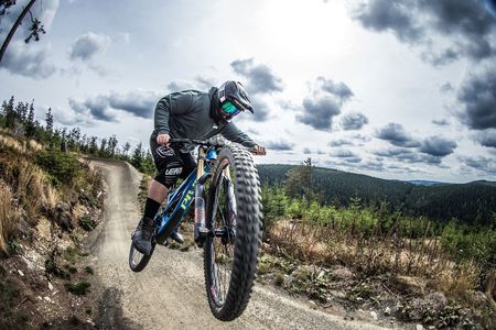 Biker in rasanter Abfahrt auf dem Flowtrail im MTB Zone Bikepark Willingen unter wolkenverhangenem Himmel