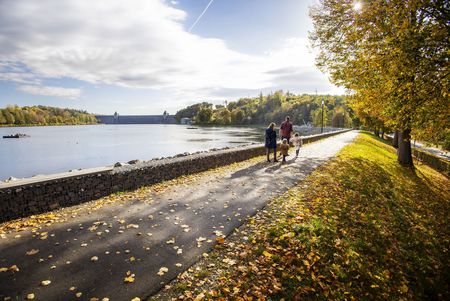 Familie mit Kindern beim Spaziergang am Ufer des Möhnesees im Herbst