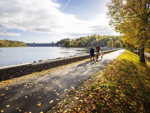 Familie mit Kindern beim Spaziergang am Ufer des Möhnesees im Herbst