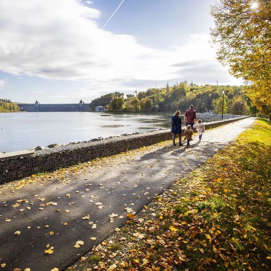 Familie mit Kindern beim Spaziergang am Ufer des Möhnesees im Herbst