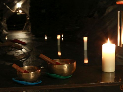 Meditation im Schieferbergwerk Willingen mit Klangschalen bei Kerzenlicht