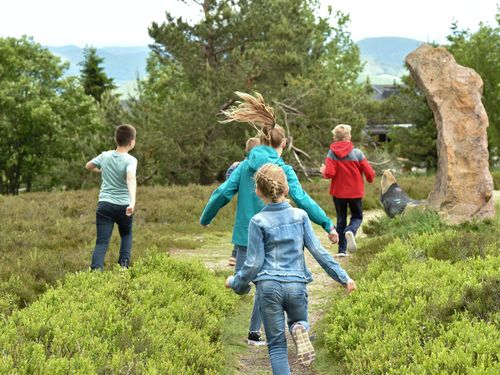 Kinder rennen um die Wette durch Sträucher auf dem Ettelsberg