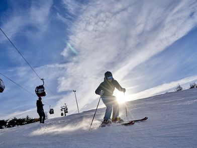 Skifahrer an der Ettelsberg-Seilbahn