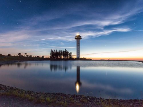 Hochheideturm und Bergsee auf dem Ettelsberg nach Sonnenuntergang