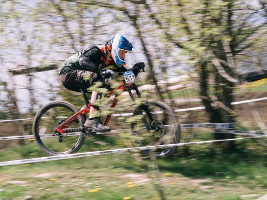 Rasantes Tempo eines Mountainbikers auf der Strecke beim Bike-Festival Willingen