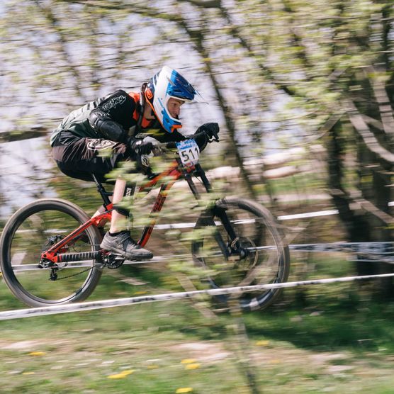 Rasantes Tempo eines Mountainbikers auf der Strecke beim Bike-Festival Willingen