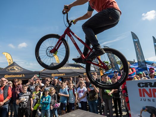 Sprung mit dem Mountainbike auf der Bühne beim Bike-Festival Willingen