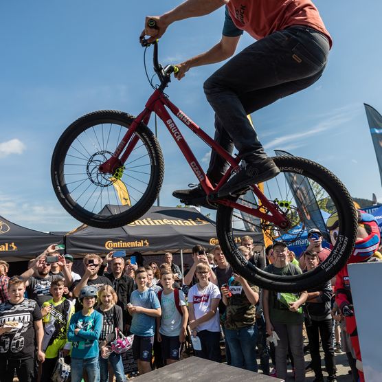 Sprung mit dem Mountainbike auf der Bühne beim Bike-Festival Willingen