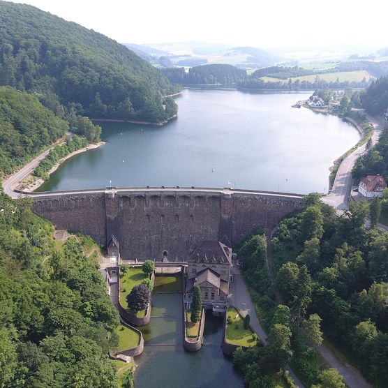 Blick auf den Diemelsee mit Sperrmauer