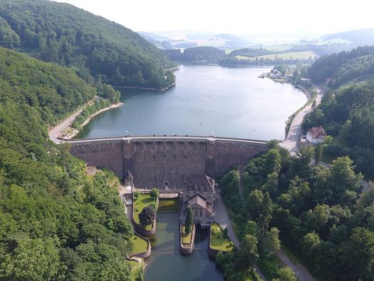 Blick auf den Diemelsee mit Sperrmauer