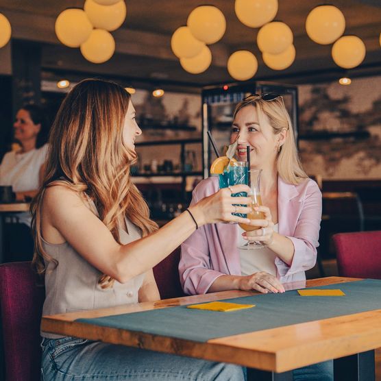 Frauen trinken einen Cocktail in der Auszeit in Willingen