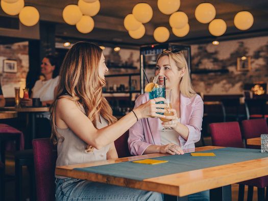 Frauen trinken einen Cocktail in der Auszeit in Willingen