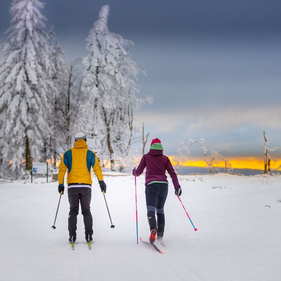 Langläufer-Paar in Willingen bei Sonnenaufgang