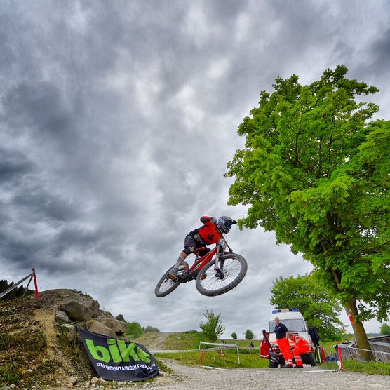 Mountainbiker beim Sprung auf der Downhillstrecke beim Bike-Festival Willingen