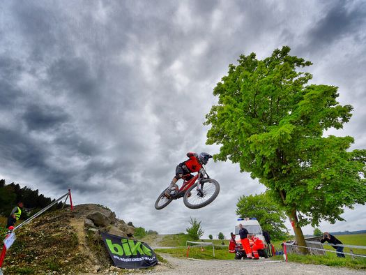 Mountainbiker beim Sprung auf der Downhillstrecke beim Bike-Festival Willingen