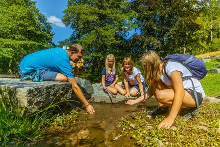 Familie am Wasser der Diemelquelle