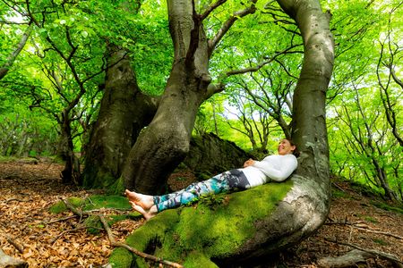 Frau beim Waldbaden im frühlingshaften Buchenwald