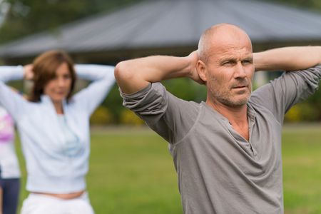 Paar bei der Gymnastik im Park in Willingen