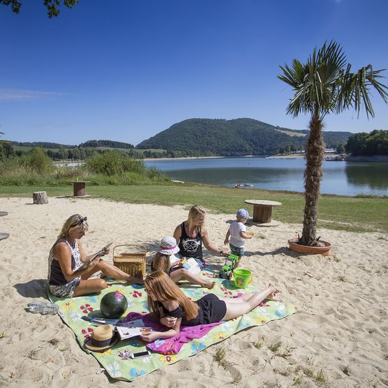 Familie am Sandstrand des Diemelsees