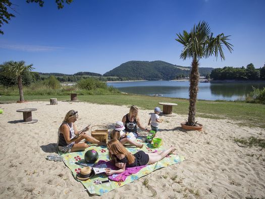 Familie am Sandstrand des Diemelsees